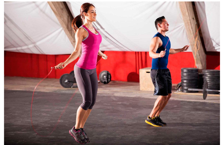 Salto con cuerda en el gimnasio