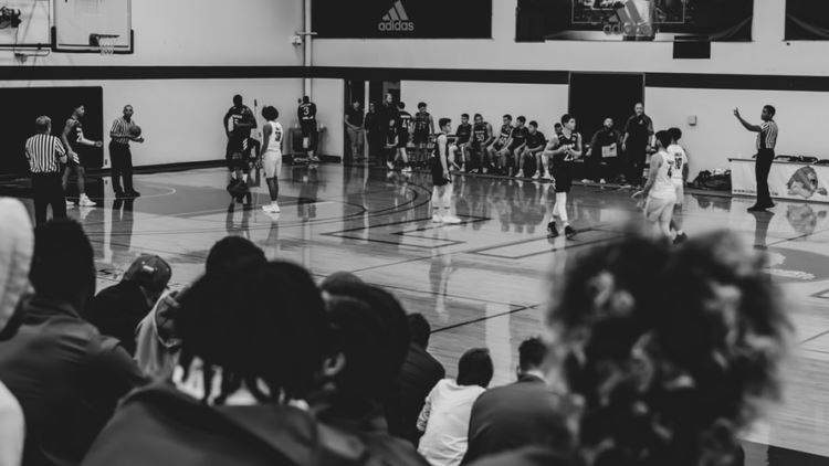 Equipo técnico en las reglas de baloncesto. Árbitro, ayudante