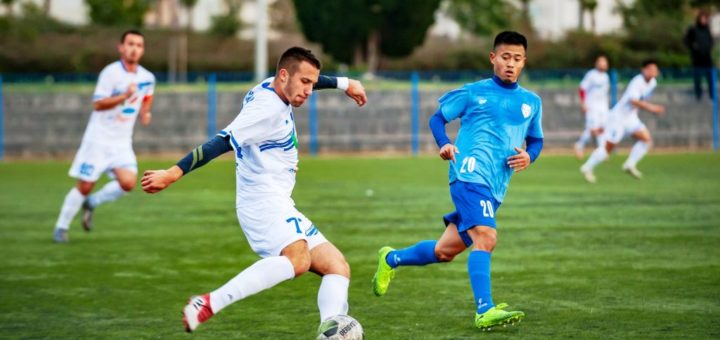 Deporte con partido de edad masculina