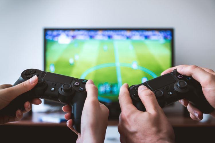 Torneos FIFA y PES con mandos y televisor FullHD
