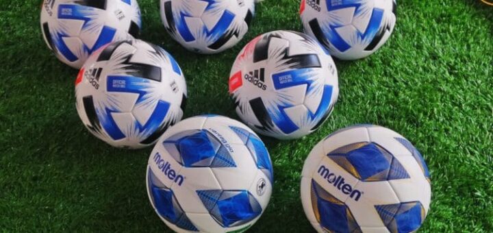 Materiales para ejercicios de fútbol en los entrenamientos con balones y portería