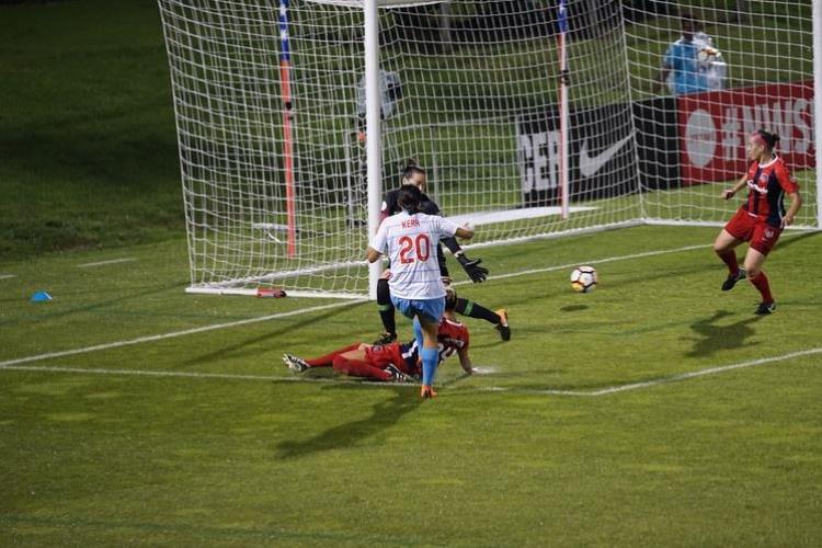 Delantero para marcar gol en la portería del adversario con defensa