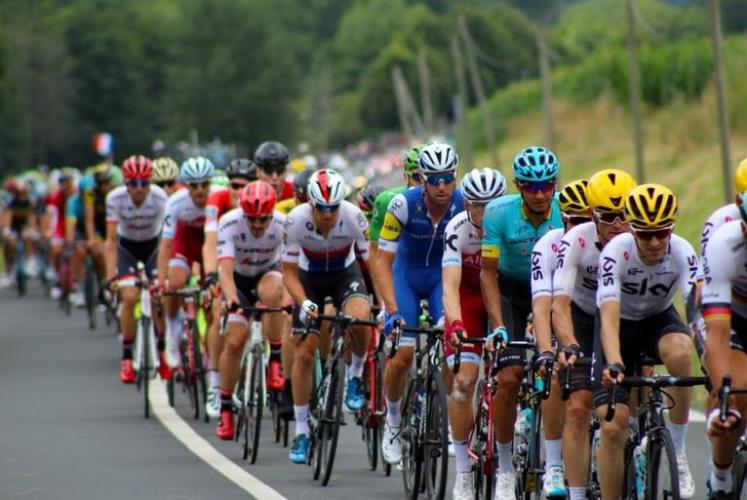 Ciclistas con marcas de sponsors en la ropa para la visibilidad del patrocinador