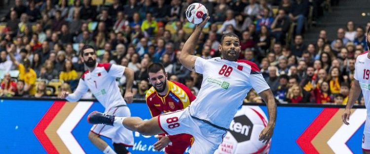 Lanzamiento de balonmano en salto