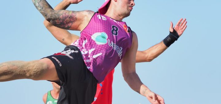 Lanzamiento a portería de balonmano playa