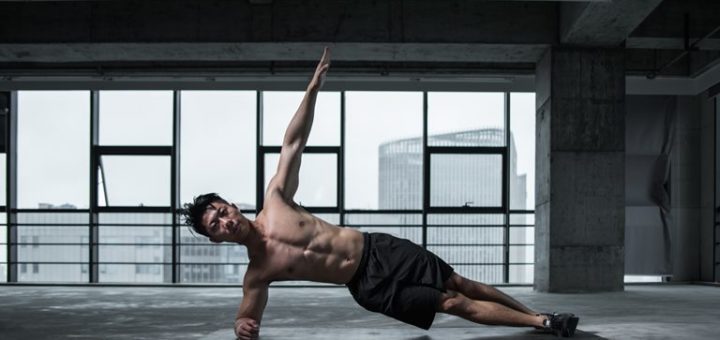 Ejercicio de fuerza en casa, plancha lateral