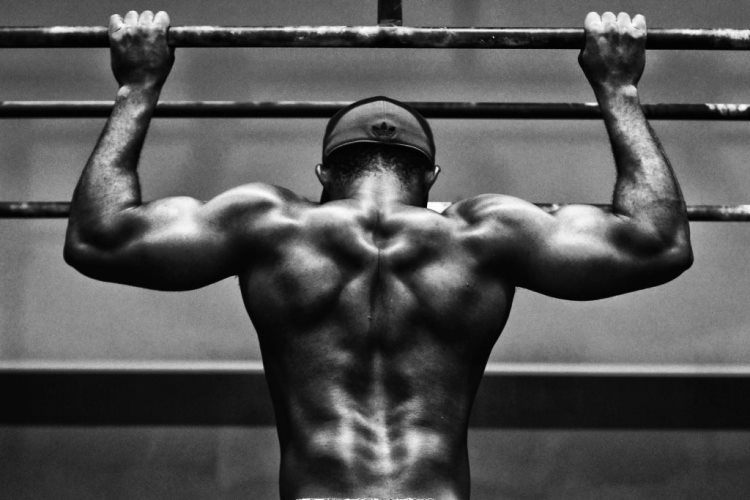 La dominada o jalón al pecho es un buen ejercicio para tus entrenamientos funcionales