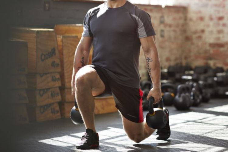 Ejercicio de zancada para fortalecer cuádriceps en casa