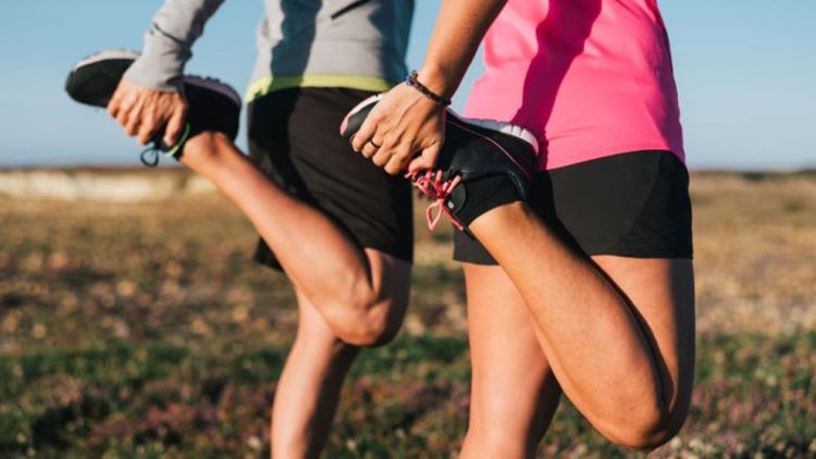 Estiramientos de los músculos de la pierna de pie