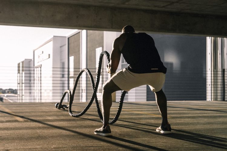 Ejercicio de cuerda de batalla para entrenamiento funcional