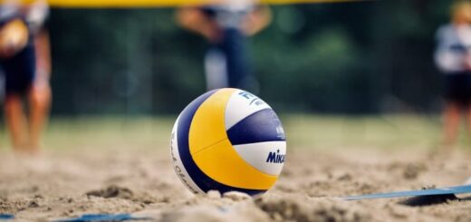 Balón de vóley playa sobre cancha de arena