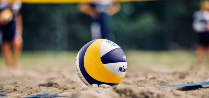 Balón de vóley playa sobre cancha de arena