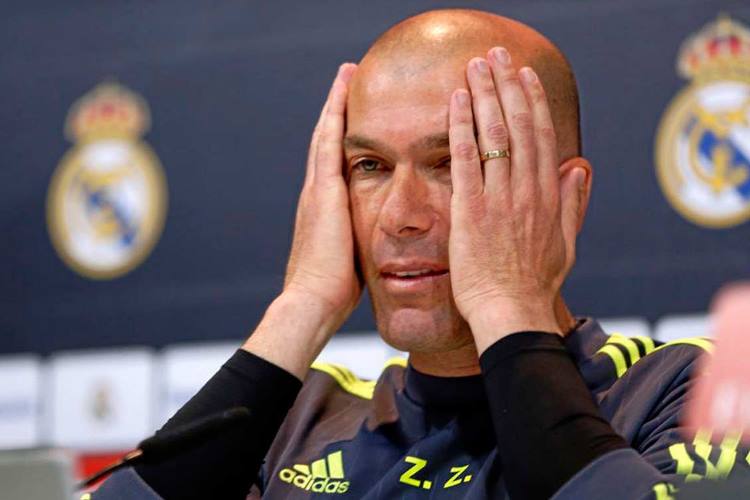 Entrenador habla en una rueda de prensa