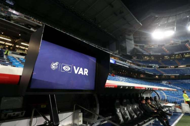 VAR: El videoarbitraje permite a los árbitros revisar las jugadas en una pantalla