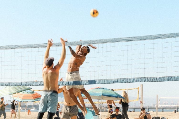 Partido de voleibol en la playa