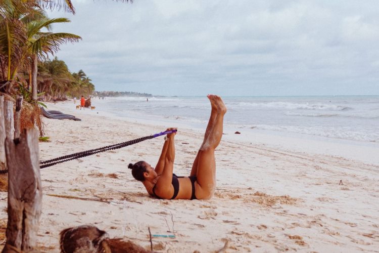 Sit ups con goma elástica