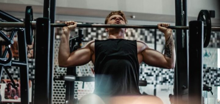 Ejercicio de press militar con barra