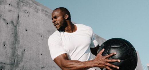 Lanzamiento de balón medicinal ejercicio de crossfit