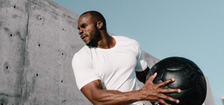 Lanzamiento de balón medicinal ejercicio de crossfit