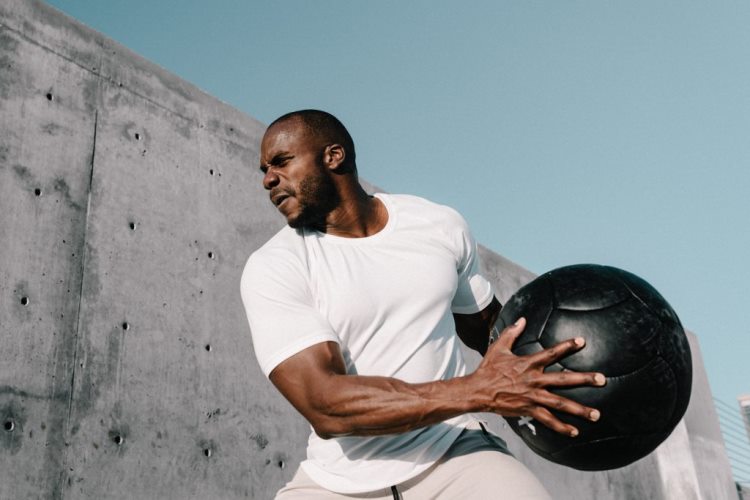 Lanzamiento de balón medicinal ejercicio de crossfit