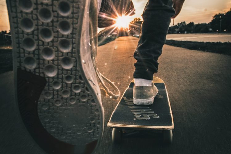 Skater patinando sobre un monopatín