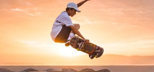 Skater prácticando un salto en skatepark