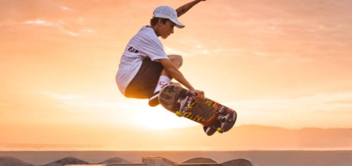 Skater prácticando un salto en skatepark