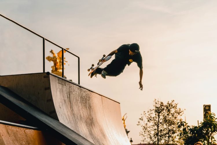 Trucos de skateboarding en skatepark