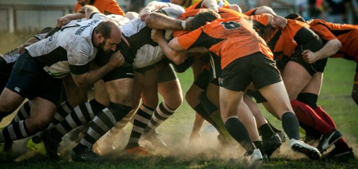 Jugadores de Rugby haciendo una melé