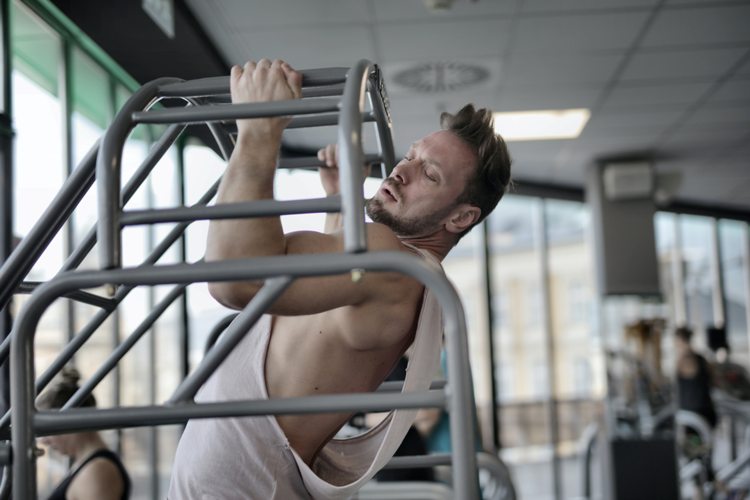 dominadas en casa musculos en barra