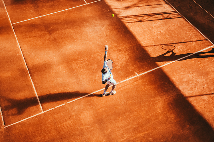 Tipos de golpes: revés, remate y servicio en tenis