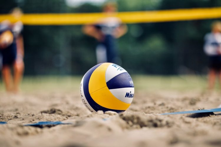 Dois tipos de voleibol: vôlei de quadra e vôlei de praia