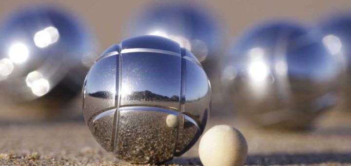 Bolas de petanca boliche y pista de arena