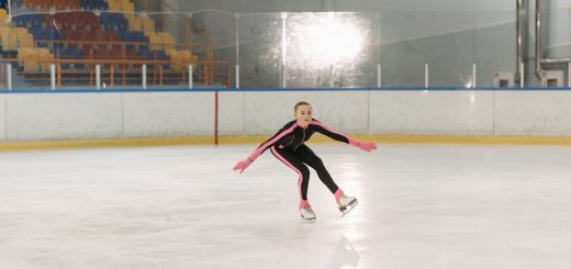 Patinaje artístico sobre hielo con patines. Pirueta