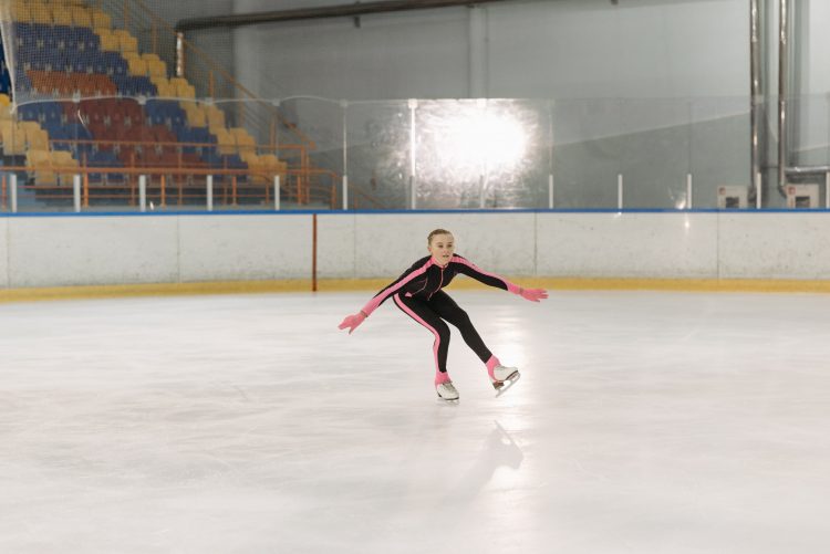 Patinaje artístico sobre hielo con patines. Pirueta
