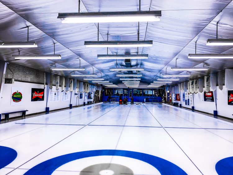 Historia del curling. Pista, jugadores y piedra