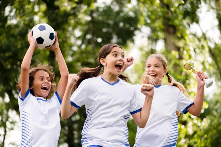Niños jugando a un partido de fútbol en un torneo de Semana Santa