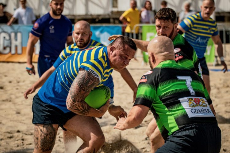 Rugby playa balon y jugadores