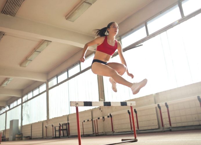 prueba de atletismo salto de vallas