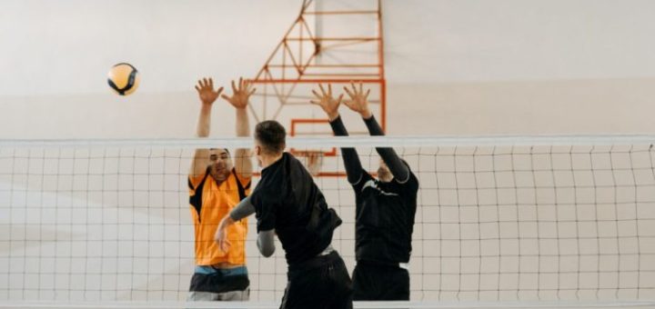 Bloqueo doble en volleyball, ejemplo.