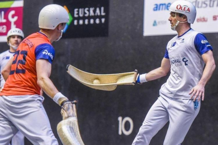 Cesta punta en cancha y pelotaris