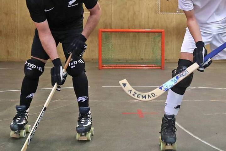 Hockey patines en patinaje sticks y pavimento