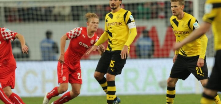 Ojeadores de fútbol o scouter. jugadores y equipos