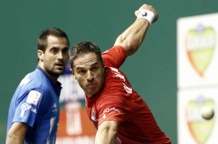 Pelotaris en turno para golpear pelota en frontón