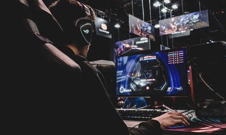 Competitive Strategy & Fans in eSports Gaming