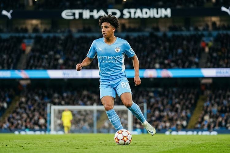 EA FC 26: Rico Lewis de Manchester City