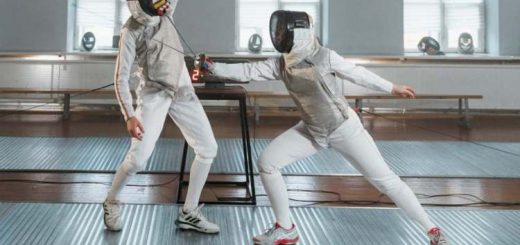 Esgrimistas practicando esgrima con florete, espada o sable