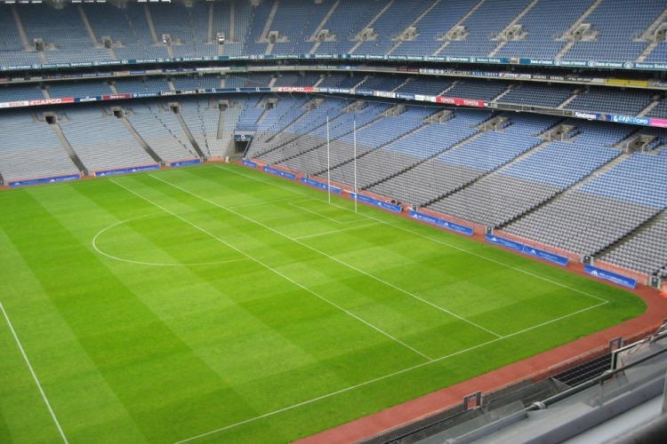 futbol irlandés y el campo y material