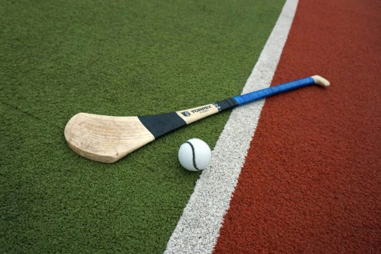 hurley y sliotar como material del hurling y camogie