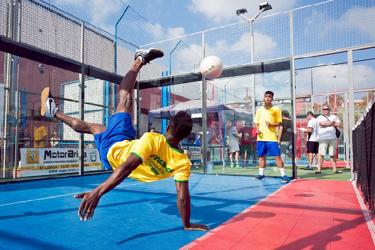 Padbol o pádel fútbol: Campo y pelota